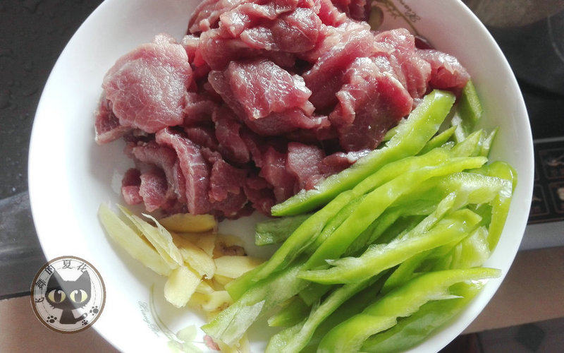 青椒炒牛肉的做法步骤：1