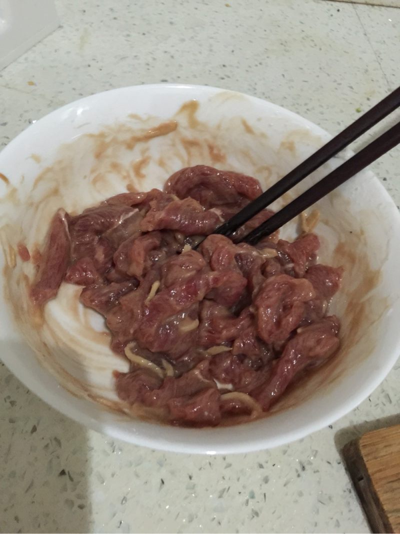 蚝油牛肉西兰花的做法步骤：2