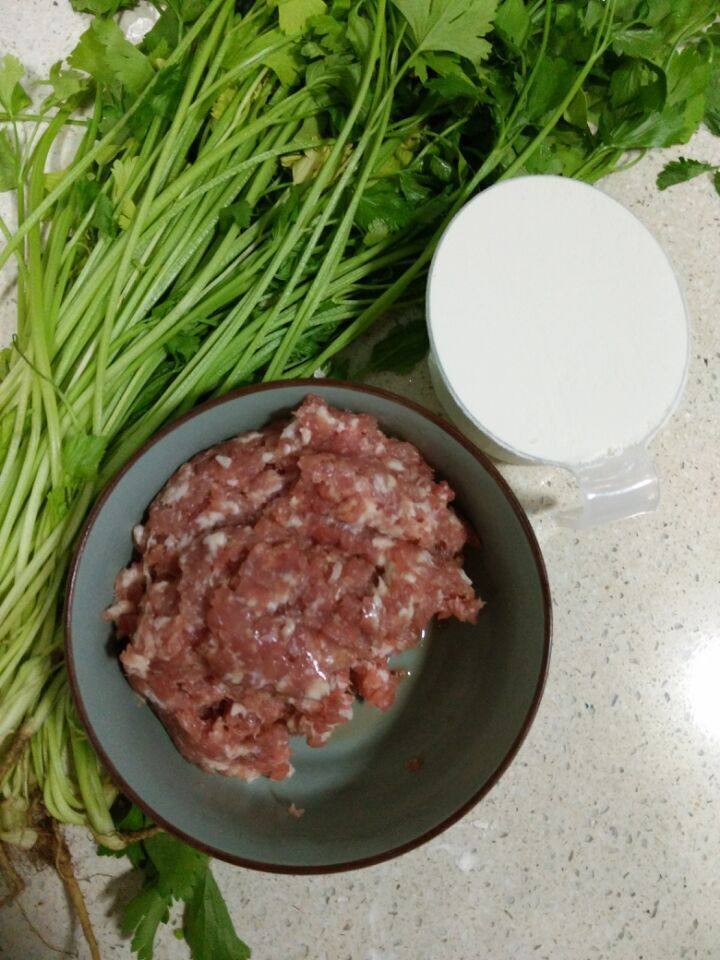 鲜肉芹菜汤饺的做法步骤：1