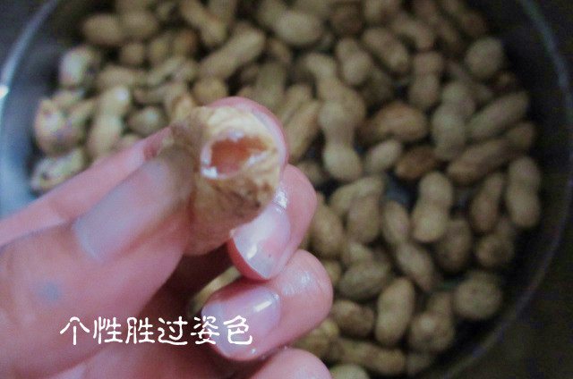 蚝油鸡骨卤花生的做法步骤：2