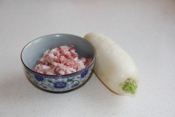 萝卜肉排的做法步骤：1