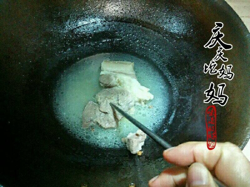 双椒回锅肉的做法步骤：1