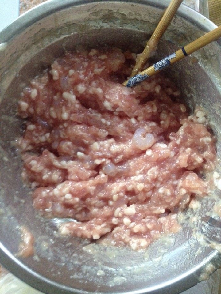 虾仁鲜肉小馄饨的做法步骤：1