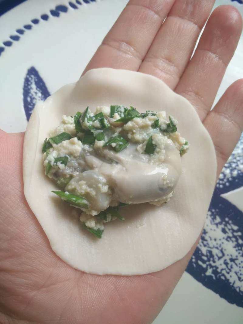 小策海鲜今日菜谱：生蚝煎饺 牡蛎，海蛎，韭菜豆腐饺子的做法步骤：3