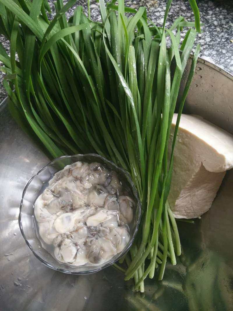 小策海鲜今日菜谱：生蚝煎饺 牡蛎，海蛎，韭菜豆腐饺子的做法步骤：1