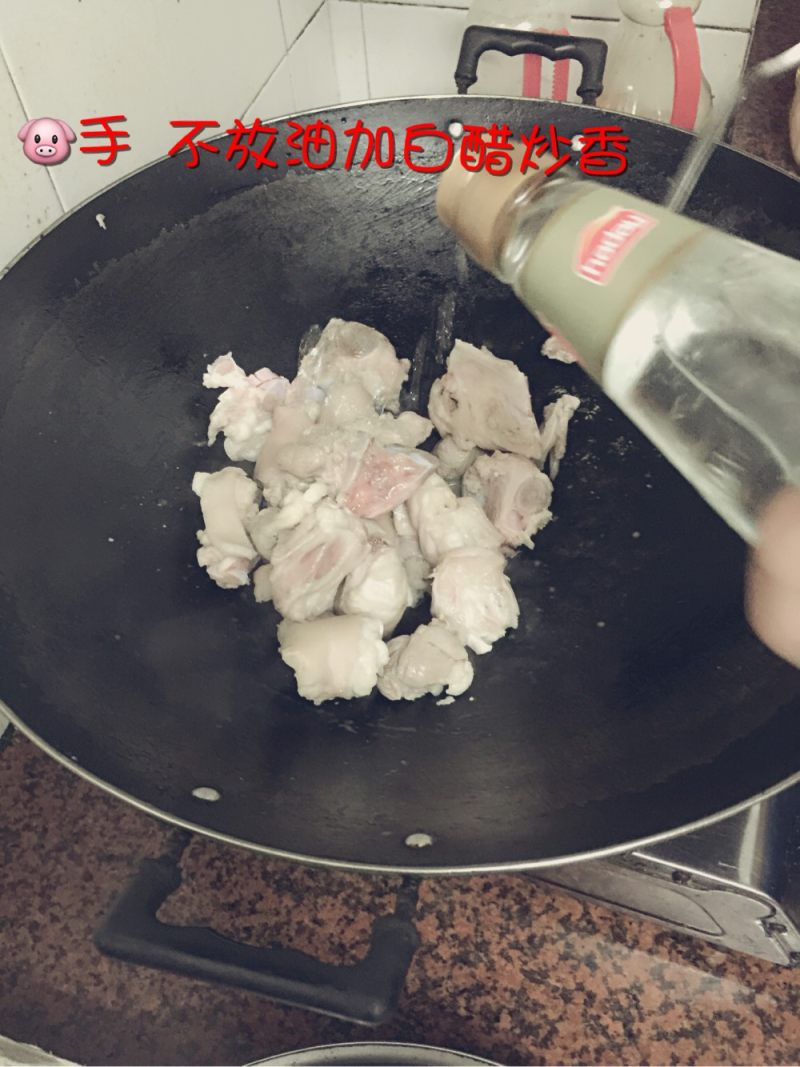 酸梅猪手的做法步骤：1