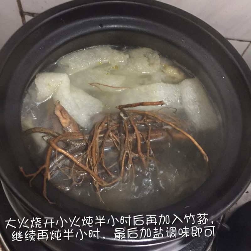 牛奶根竹荪土鸡汤的做法步骤：6