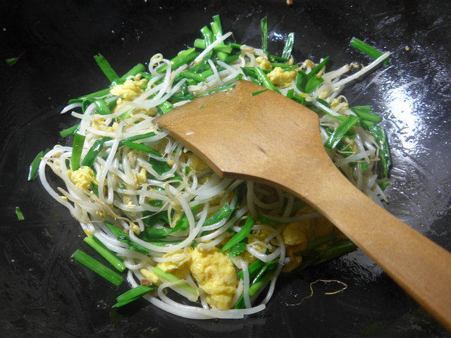 韭菜鸡蛋炒绿豆芽的做法步骤：8