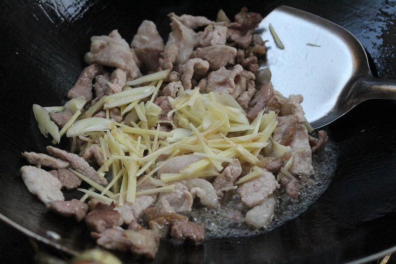 腌菜炒肉——米饭杀手的做法步骤：6