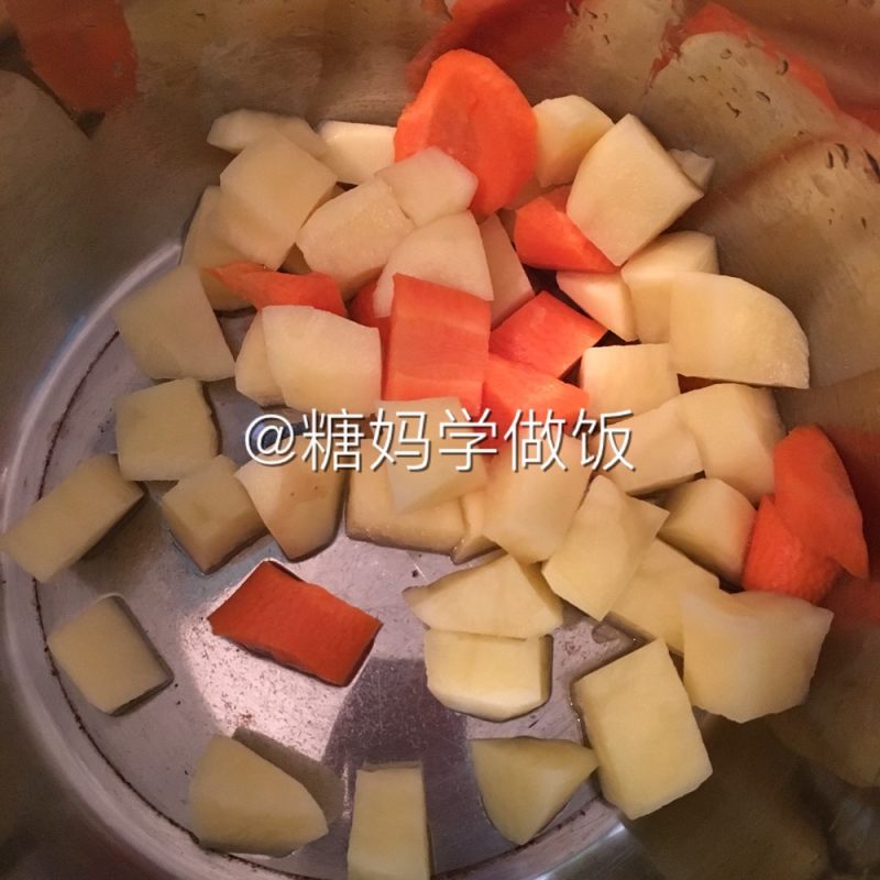 土豆胡萝卜鸡肉汤的做法步骤：2