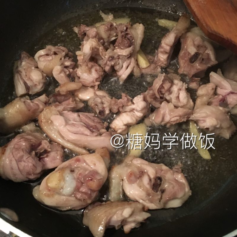 土豆胡萝卜鸡肉汤的做法步骤：1