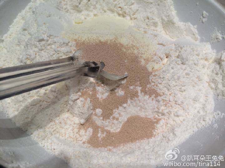 蓝莓辫子面包by：普蓝高科蓝莓美食特约撰稿人的做法步骤：2