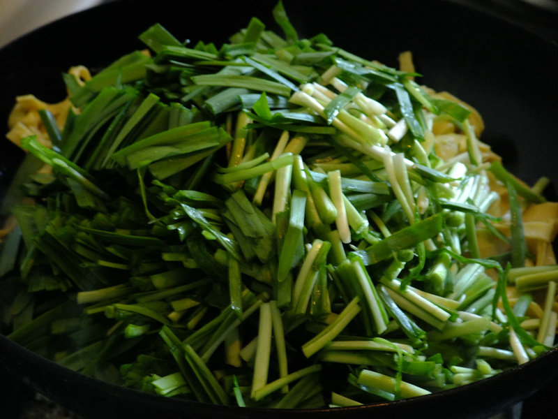 鸡蛋豆皮炒韭菜的做法步骤：5