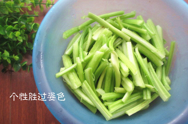 芹菜肉丝的做法步骤：2