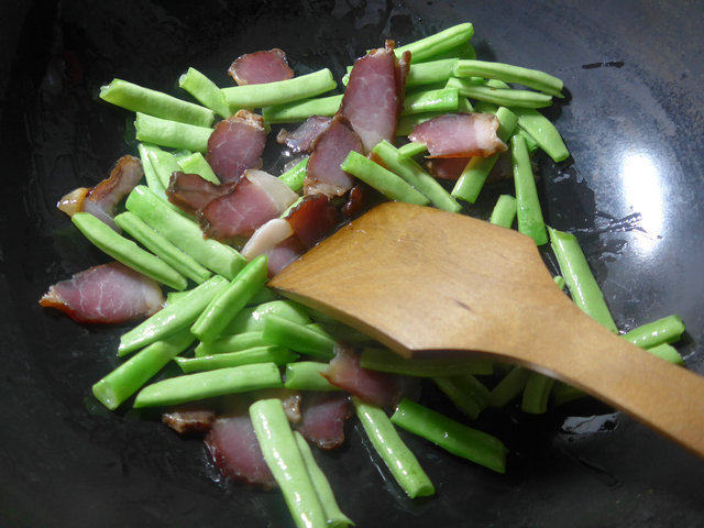 蘑菇酱肉炒梅豆的做法步骤：2