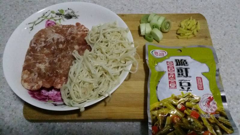 脆豇豆金针肉沫的做法步骤：1