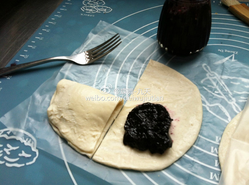 飞饼酥皮蓝莓果酱包by：普蓝高科蓝莓美食特约撰稿人的做法步骤：2