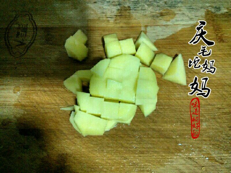 土豆肉片焖饭的做法步骤：1