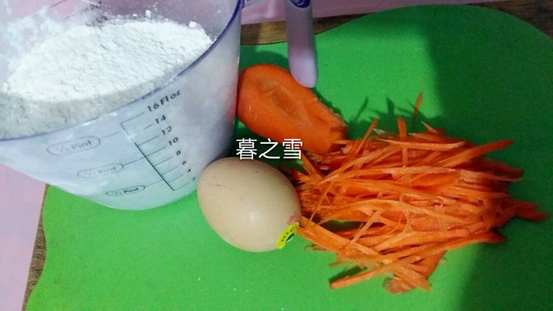 香甜胡萝卜鸡蛋饼的做法步骤：1