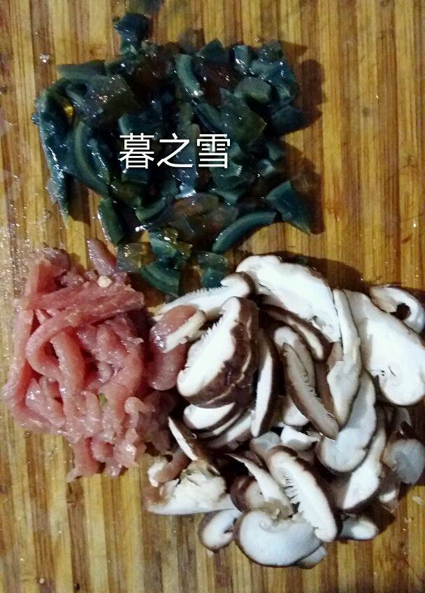 香菇皮蛋瘦肉粥的做法步骤：1