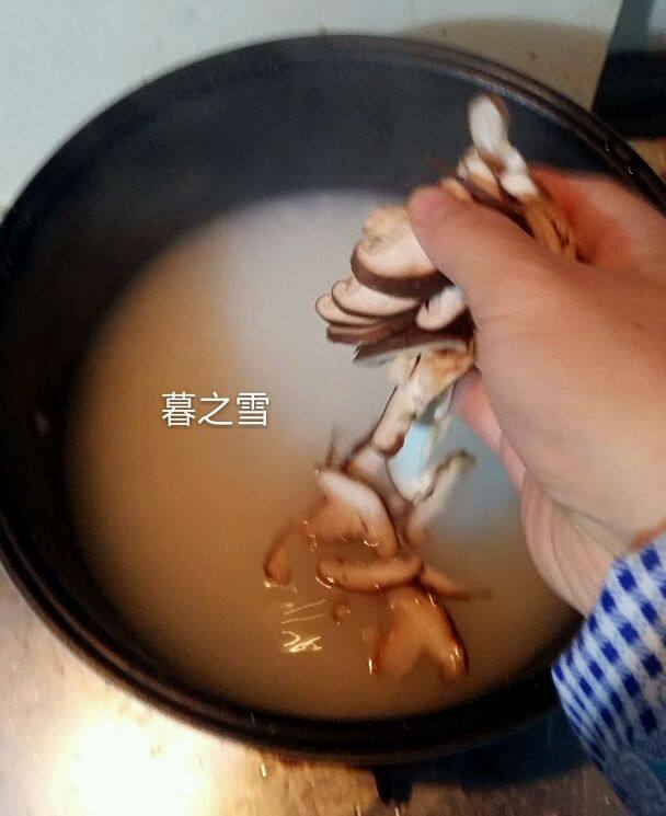 香菇皮蛋瘦肉粥的做法步骤：3