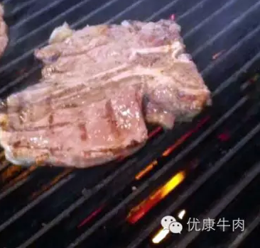 【圣诞大餐】高逼格的优康T骨牛排的做法步骤：2