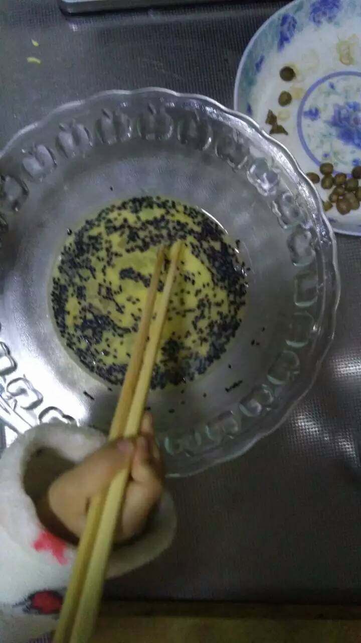 给宝宝做的早饭-浓香牛奶鸡蛋豆渣小饼的做法步骤：2