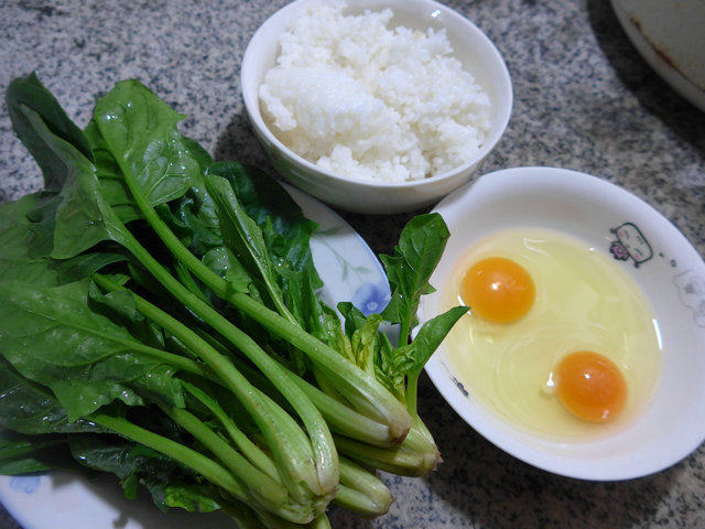 鸡蛋菠菜炒饭的做法步骤：1