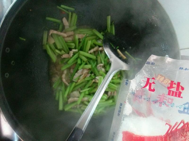 芹菜炒肉的做法步骤：11