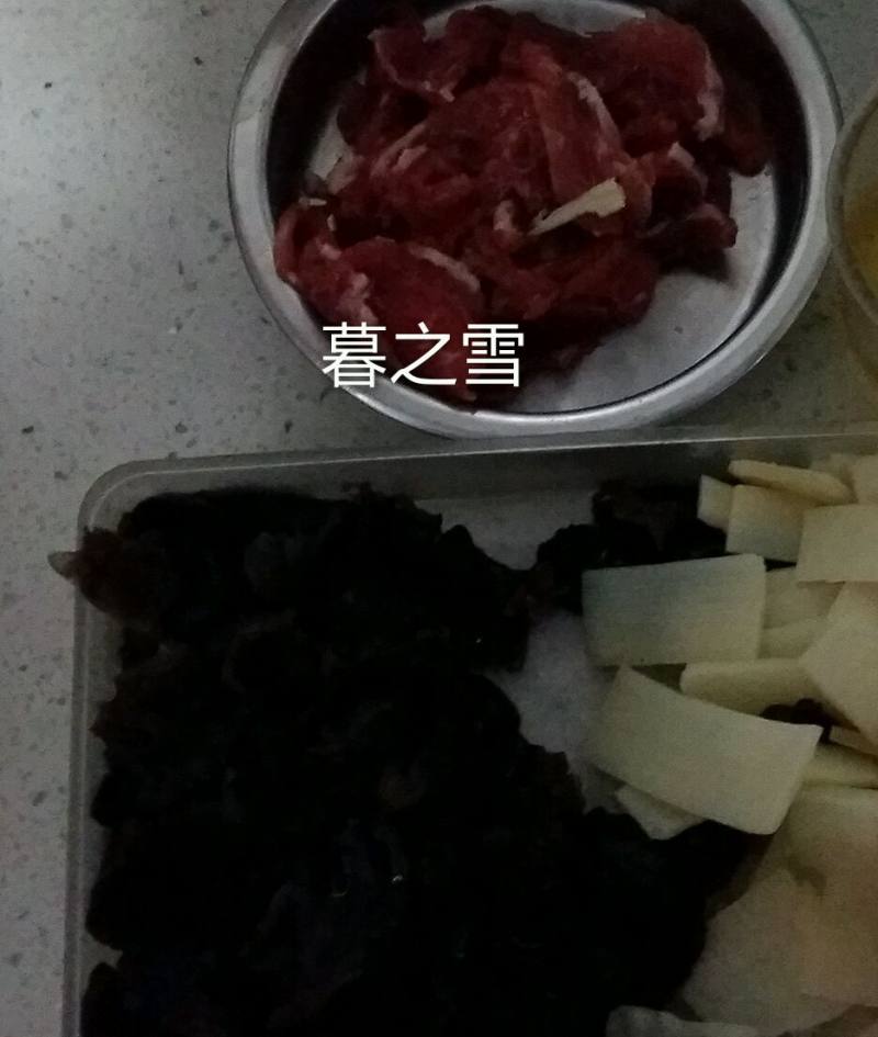 笋炒肉片的做法步骤：1