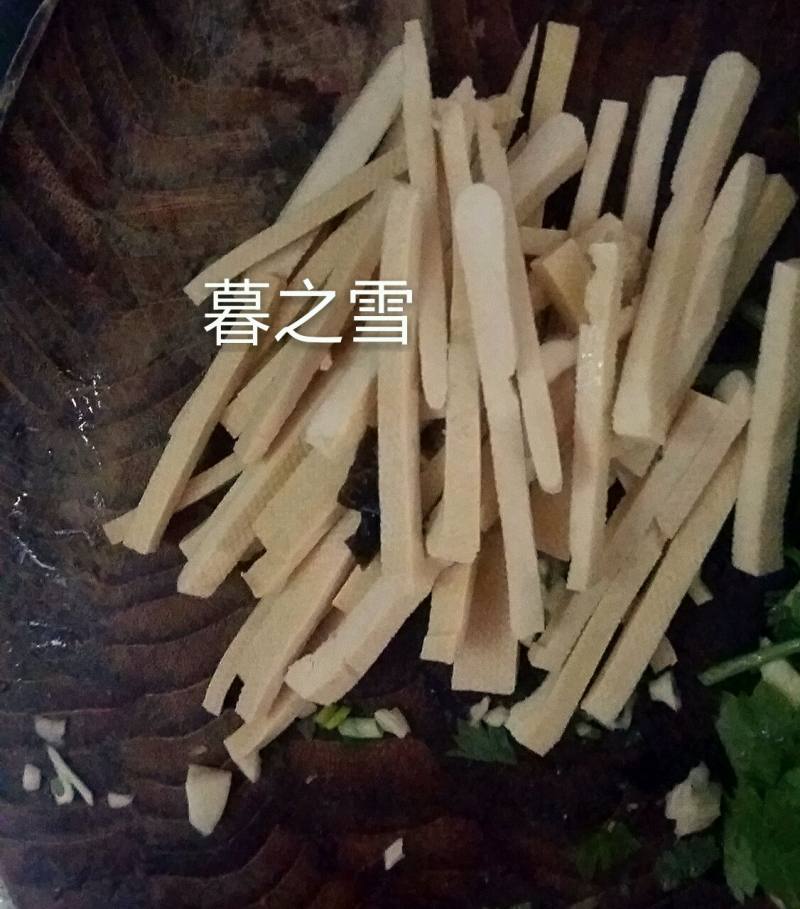 芹菜炒豆干的做法步骤：2