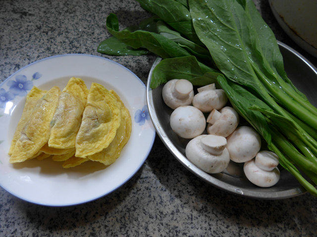 蘑菇油菜蕻煮蛋饺的做法步骤：1