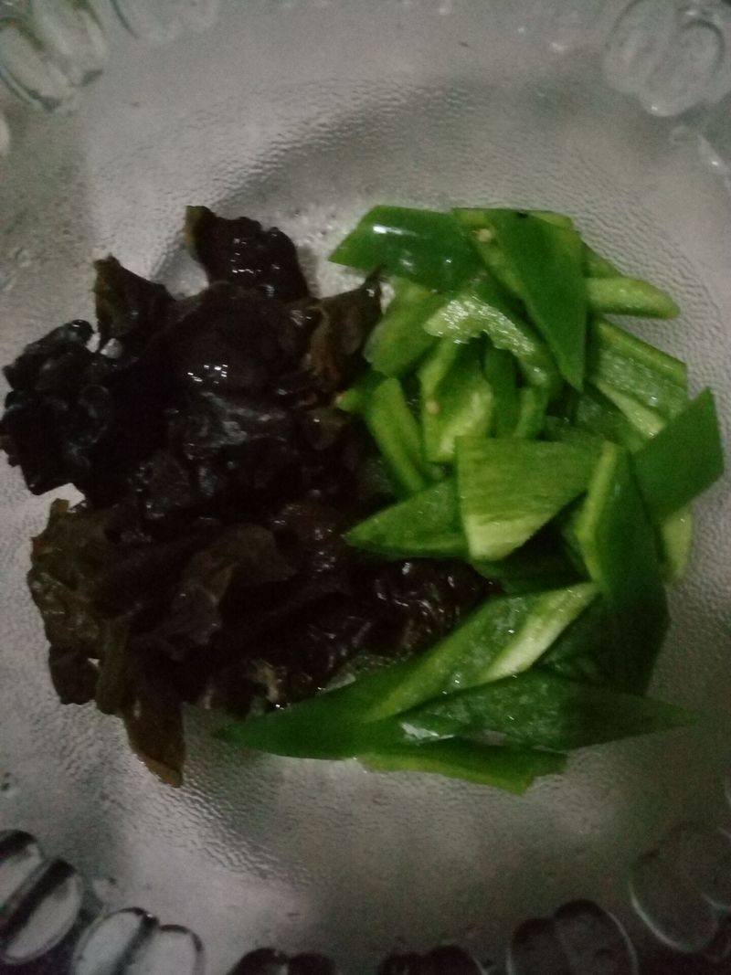 干煸豆腐~素三鲜的做法步骤：2