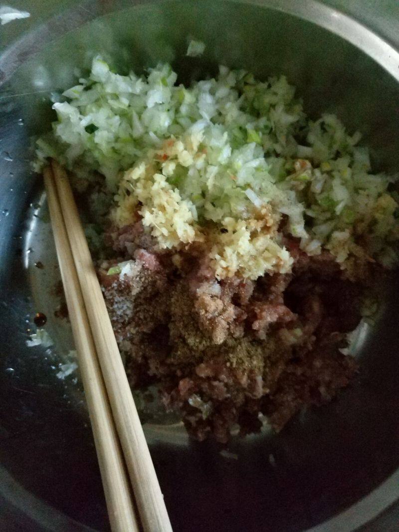 菠菜牛肉丸子汤的做法步骤：1