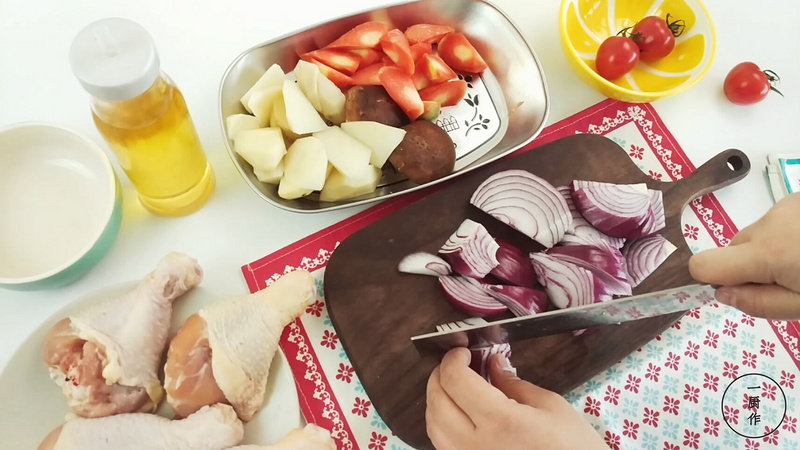 蒜香鸡腿一厨作铸铁锅版的做法步骤：2