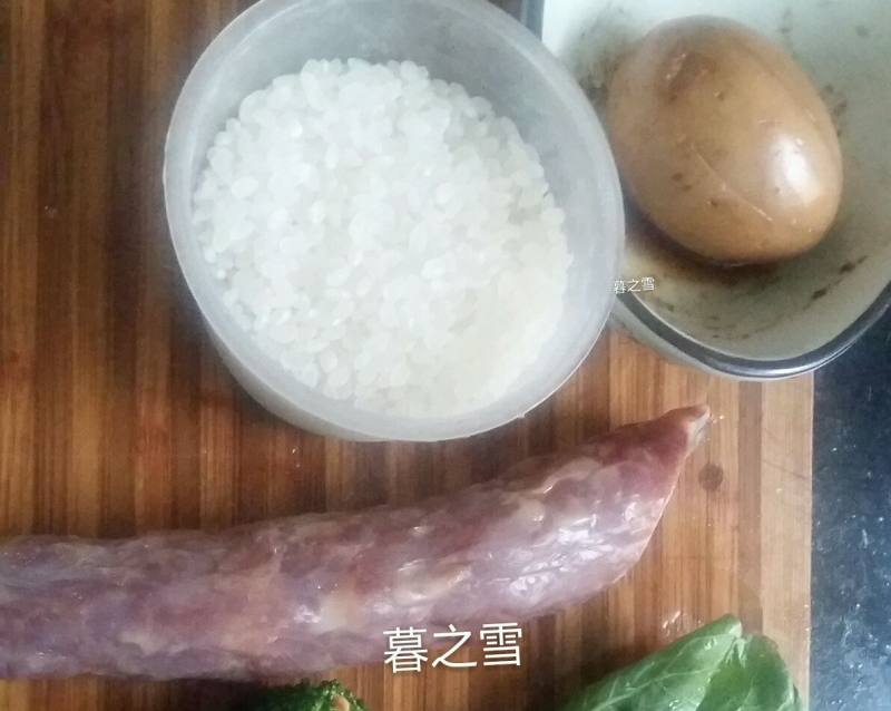 辣肠煲仔饭的做法步骤：1