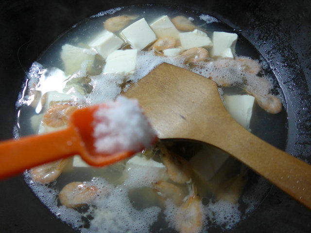 咸味虾花螺豆腐汤的做法步骤：6