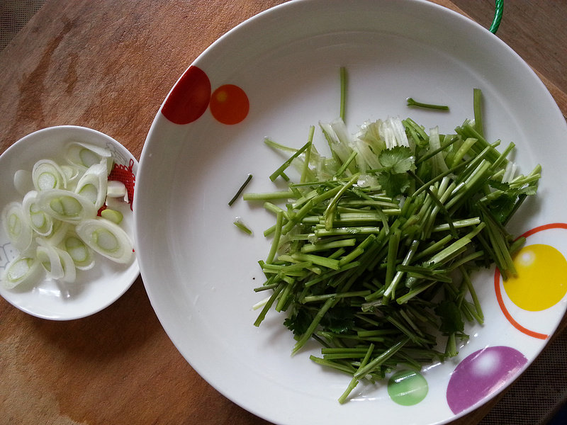 香菜杆炒羊肉的做法步骤：2