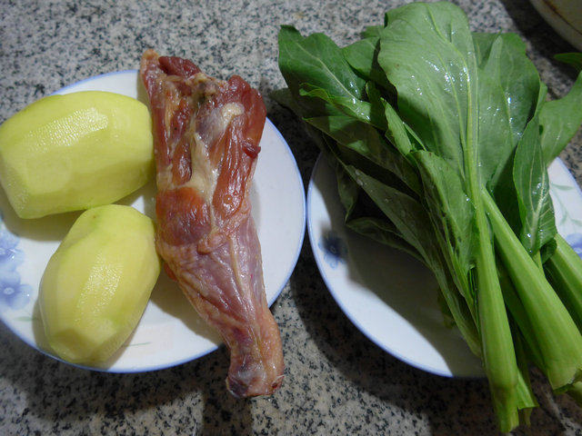 油菜蕻腊鸡腿煮土豆的做法步骤：1