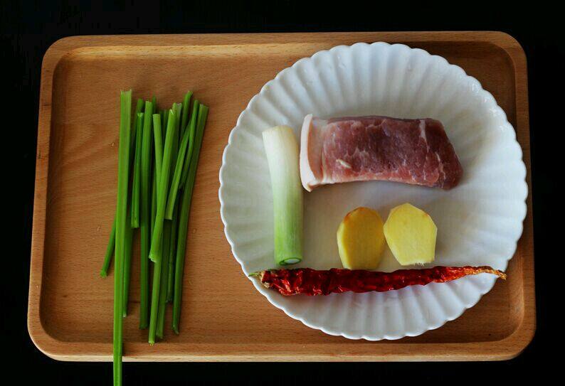 野生小黄蘑炒肉片（内蒙古野生小黄蘑菇配嫩芹菜）的做法步骤：1