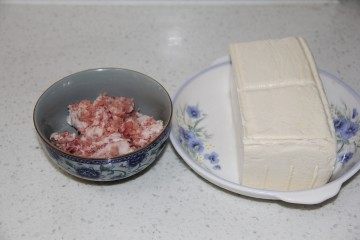 砂锅炖豆腐的做法步骤：1