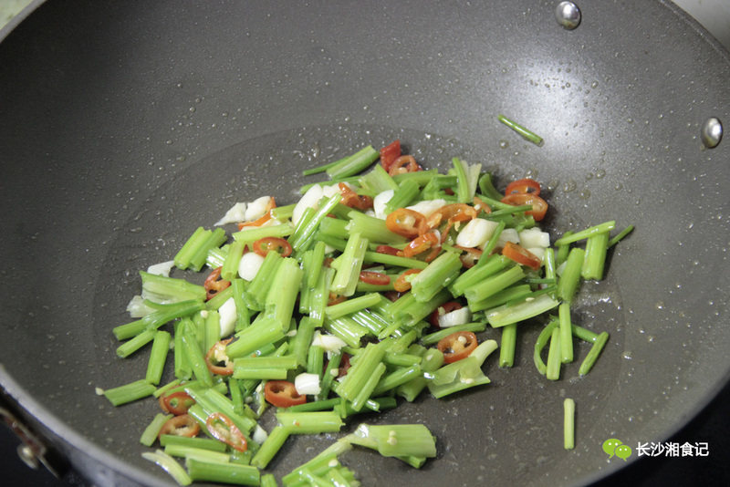 湘食记美食|芹菜炒香干的做法步骤：3