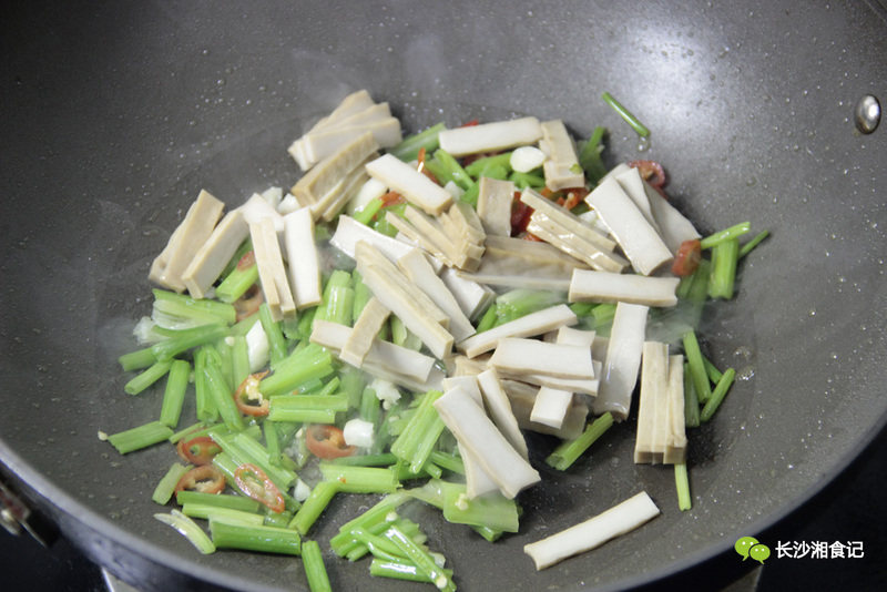 湘食记美食|芹菜炒香干的做法步骤：4