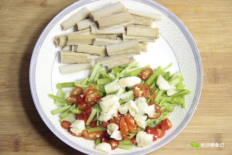 湘食记美食|芹菜炒香干的做法步骤：1