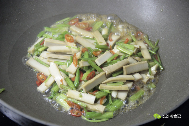 湘食记美食|芹菜炒香干的做法步骤：5