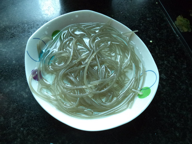 蒸粉丝酿豆腐的做法步骤：2