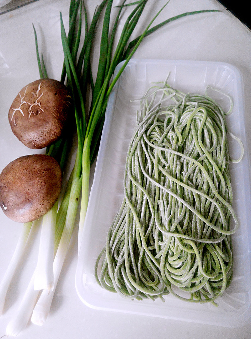 陕西特色面条之——葱油香菇菠菜面的做法步骤：1