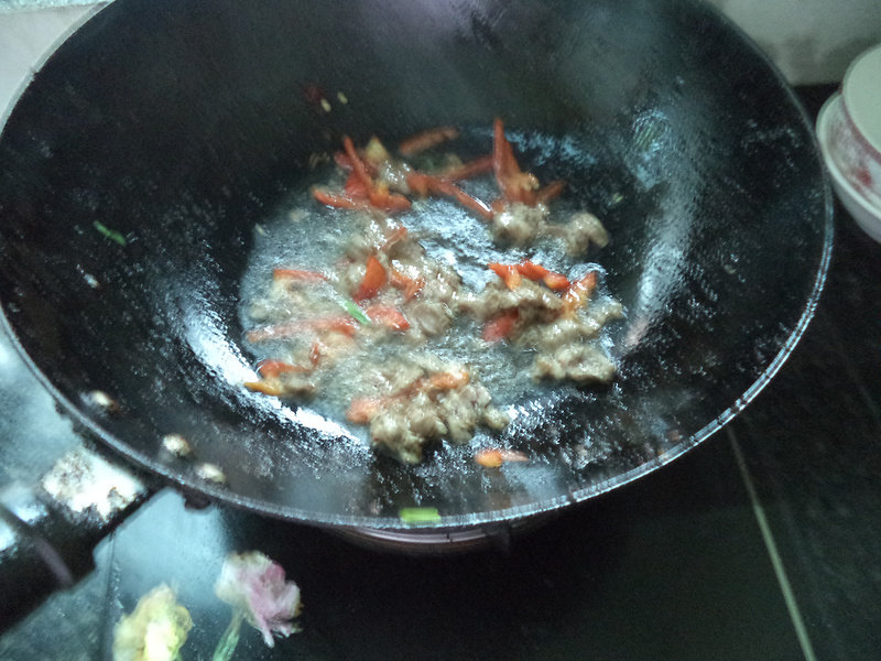 包菜香菇肉丝炒河粉的做法步骤：4