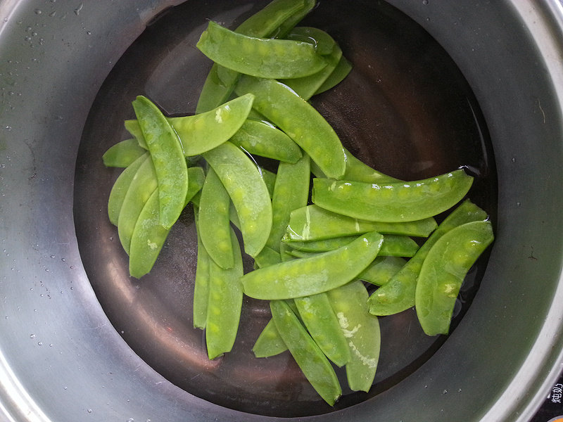 荷兰豆胡萝卜炒五花肉的做法步骤：2