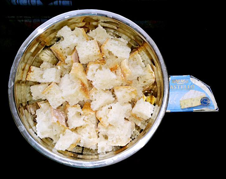 佐汤佳品---蓝芝士烤面包块(BLUE CHEESE CROUTONS)的做法步骤：1